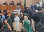 Istri Abdul Wahid dan Simpatisan Setia Menanti Persidangan di PN Pekanbaru