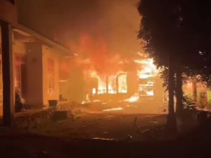 Kebakaran meludeskan rumah permanen berukuran 10x15 meter di Batu Basa, dengan kerugian ditaksir mencapai Rp350 juta.