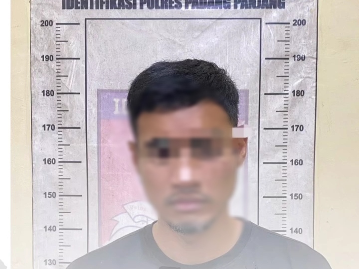 Pelaku ON (34) seorang guru di SMP Negeri di Padang panjang saat diamankan polisi. (dok. Polres Padang panjang)