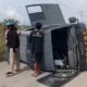 Beginilah penampakan mobil pollisi pembawa tahanan yang terguling salah Jalan Arifin Ahmad Kota Dumai.(ist)