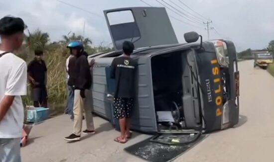 Beginilah penampakan mobil pollisi pembawa tahanan yang terguling salah Jalan Arifin Ahmad Kota Dumai.(ist)