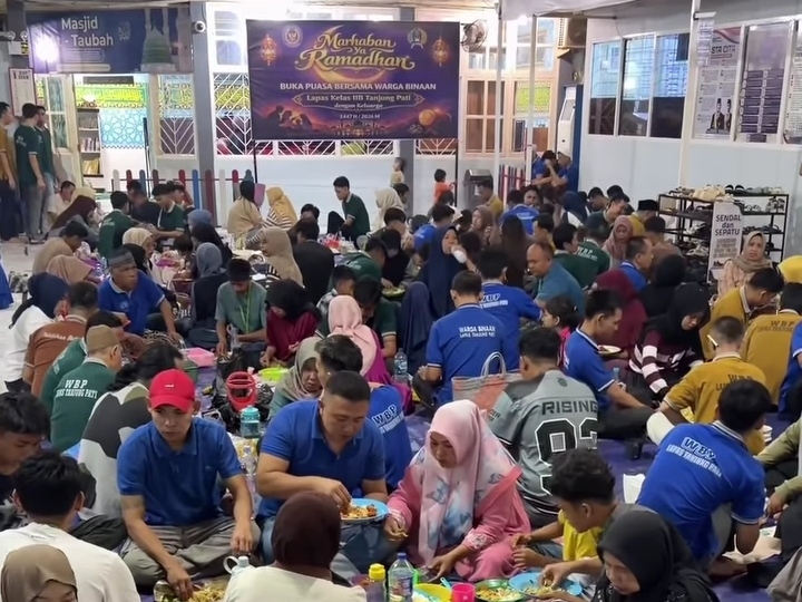 Tangkapan layar rekaman napi lapas IIB Payakumbuh saat buka bersama dengan kehadiran keluarganya masing-masing (dok. @payakumbuhkini)