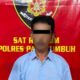 Tersangka saat diamankan aparat kepolisian terkait kasus dugaan tindak pidana. (dok. Payakumbuhkini)