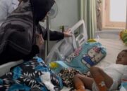 Aksi Humanis Bupati Siak di Lebaran: Sambangi Petugas, Sapa Pasien, Bagikan Ketupat