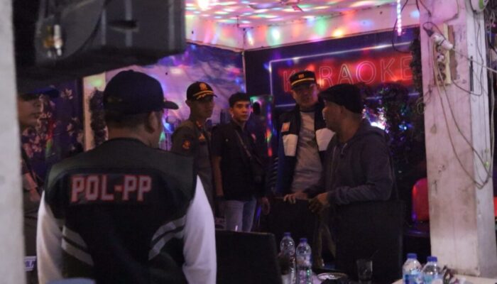 Satpol PP Padang Tertibkan Karaoke di Lubeg yang Melanggar Aturan Ramadan
