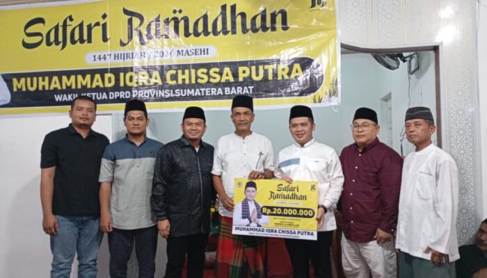 Safari Ramadan di Batipuh Panjang, Iqra Chissa Putra Serahkan Bantuan Pagar Musala