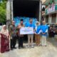 BANTUAN - Ketua Perbanas Sumatera Barat Irawan Sumardi menyerahkan secara simbolis bantuan sembako kepada Sekretaris Daerah Kabupaten Agam Lutfi bersama Kepala Dinas Sosial Agam Villa Erdi di Kantor Dinas Sosial Agam di Lubuk Basung. (Ist)