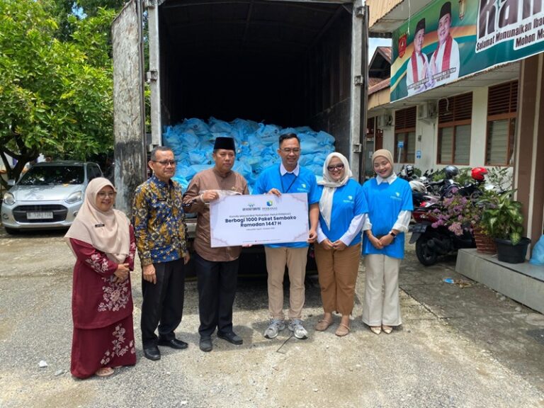 BANTUAN - Ketua Perbanas Sumatera Barat Irawan Sumardi menyerahkan secara simbolis bantuan sembako kepada Sekretaris Daerah Kabupaten Agam Lutfi bersama Kepala Dinas Sosial Agam Villa Erdi di Kantor Dinas Sosial Agam di Lubuk Basung. (Ist)