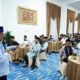 Bupati Tanah Datar Eka Putra berdialog dengan para wali nagari dalam kegiatan buka puasa bersama yang digelar di Gedung Indo Jolito, Batusangkar. (ist)