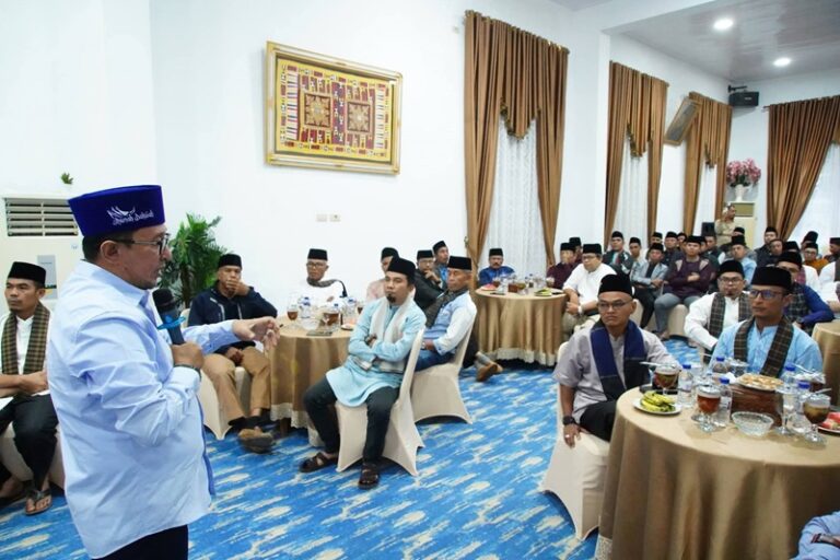 Bupati Tanah Datar Eka Putra berdialog dengan para wali nagari dalam kegiatan buka puasa bersama yang digelar di Gedung Indo Jolito, Batusangkar. (ist)