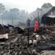 Api dengan leluasa menghanguskan perkantoran CV. Gubalo di Balai Gurah Ampek Angkek, Rabu (4/3) sore, sehingga tak bersisa. (Maswir Chaniago).