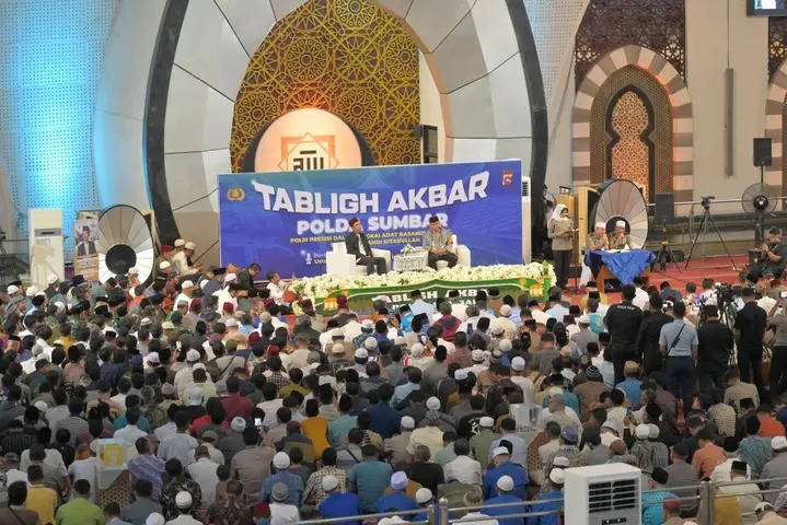 Suasana tabligh akbar Ramadhan bersama Ustadz Abdul Somad yang dihadiri ribuan jamaah di Masjid Raya Syekh Ahmad Khatib Al-Minangkabawi, Padang. (Humas Sumbar)
