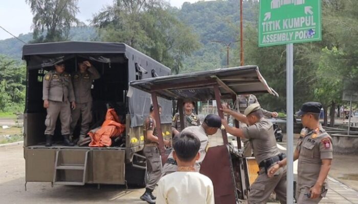 Satpol PP Padang Tertibkan PKL di Pasar Raya dan Pantai Air Manis