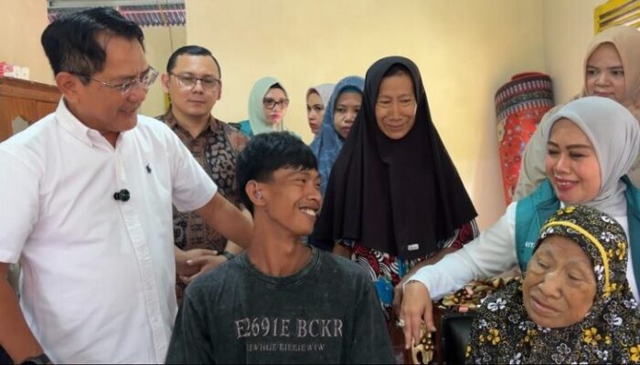 Dibantu Warga dan PKK, Udin di Pariaman Kini Bisa Mendengar Kembali