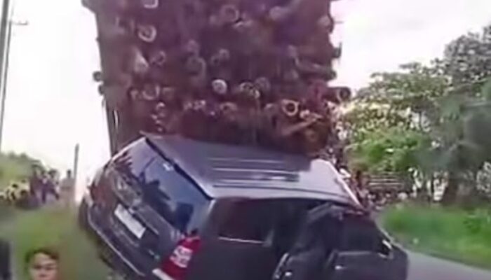 Truk Gagal Menanjak Hantam Innova di Inhu, Kerugian Rp50 Juta Tanpa Korban Jiwa