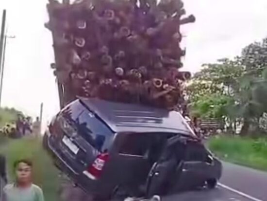 Truk Gagal Menanjak Hantam Innova di Lirik, Kerugian Rp50 Juta Tanpa Korban Jiwa.