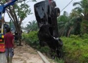Mobil Dinas Wakil Ketua DPRD Bengkalis Terbalik Masuk Parit di Jalan Pakning – Dumai