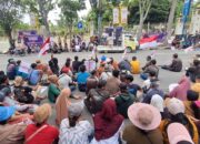 Demo Sejak Pagi, Ini Tuntutan Warga Pelalawan di Kantor Gubernur Riau