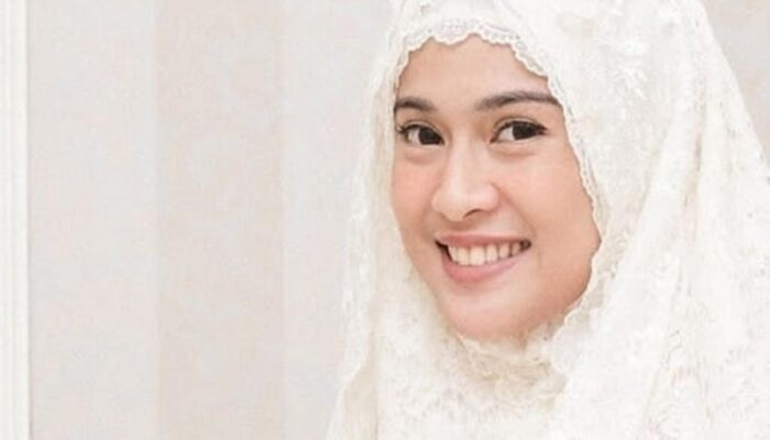 Kisah Hijrah Dian Sastrowardoyo: Dari Katolik hingga Mantap Memilih Islam