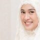 Aktris Dian Sastrowardoyo terlihat cantik menggunakan mukena (ist)