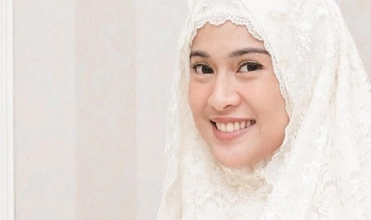 Aktris Dian Sastrowardoyo terlihat cantik menggunakan mukena (ist)