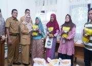 Jaga Daya Beli Warga, Pemkab Kampar Salurkan Beras dan Minyak Goreng Gratis