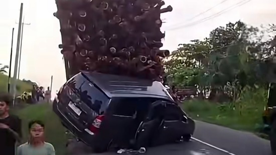 Viral di Instagram, Truk Mundur di Tanjakan Hantam Innova di Inhu Riau.