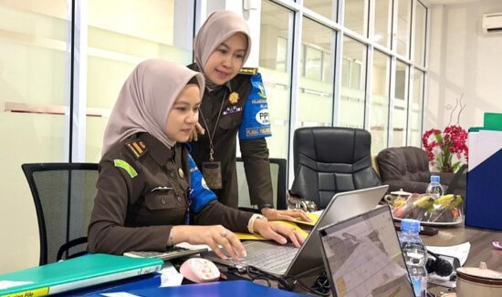 Kartini di Balik Seragam Jaksa, Ketegasan dan Empati Dwi Astuti Mengawal Integritas Kejati Riau.