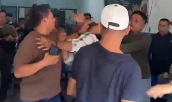 Viral! Pria di Pekanbaru Diduga Dikeroyok Debt Collector