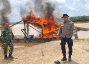 12 Rakit PETI Kembali Dibakar di Kuansing Riau