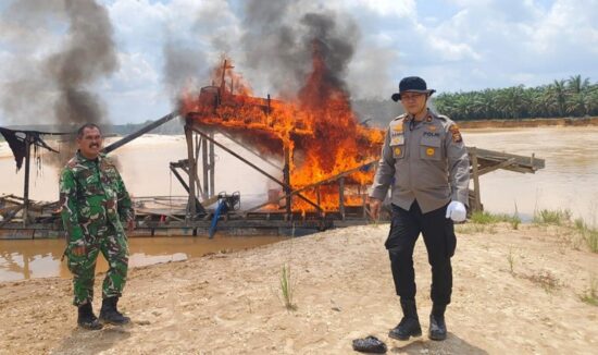 12 Rakit PETI Kembali Dibakar di Kuansing Riau
