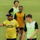 Pelatih kepala Semen Padang FC, Imran Nahumarury saat memberikan instruksi kepada pemainnya.(ist)
