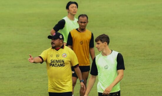 Pelatih kepala Semen Padang FC, Imran Nahumarury saat memberikan instruksi kepada pemainnya.(ist)