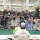 Beginilah salah satu momen akral saat prosesi persyahadatan disaksikan ratusan jaamh di Masjid Annur Riau.(ist)
