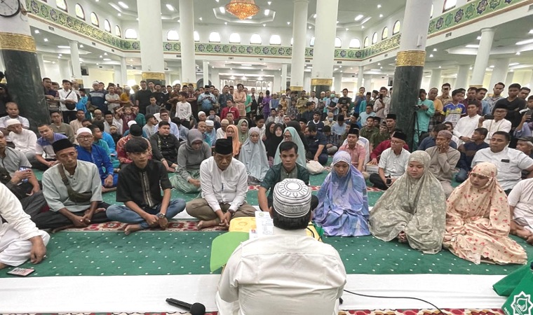 Beginilah salah satu momen akral saat prosesi persyahadatan disaksikan ratusan jaamh di Masjid Annur Riau.(ist)