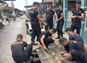 Brimob Polda Riau dan Polres Rohil Gotong Royong di Panipahan, Wujud Nyata Kepedulian Polri