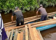 Progres 45 Persen, Satgas Brimob Polda Riau Rakit Kerangka Balok Jembatan di Batang Tuaka Inhil