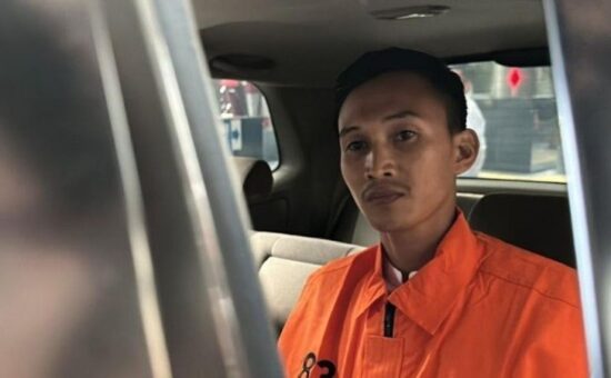 Marjani, eks ajudan Gubernur Riau nonaktif Abdul Wahid saat menggunakan baju tahanan KPK.(ist)