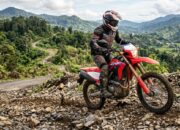 Honda Hayati Bagikan Tips Aman Saat Naik Motor di Jalan Berbatuan
