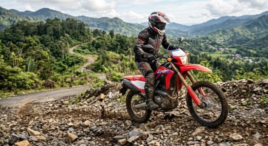 Honda Hayati Bagikan Tips Aman Saat Naik Motor di Jalan Berbatuan