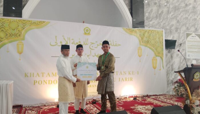 Santri Teladan Angkatan Pertama Ponpes Ibnu Jarir Bangkinang Diganjar Hadiah Umrah