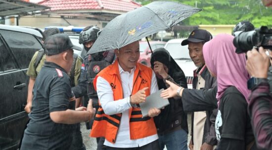 Kawal Sidang Abdul Wahid, Ribuan Simpatisan Tetap Padati PN Pekanbaru di Tengah Hujan