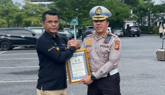 Dirlantas Polda Riau Beri Penghargaan Personel Berprestasi, Tekankan Pelayanan Humanis