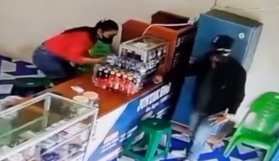 Viral CCTV Perampokan Bersenpi di Bengkalis