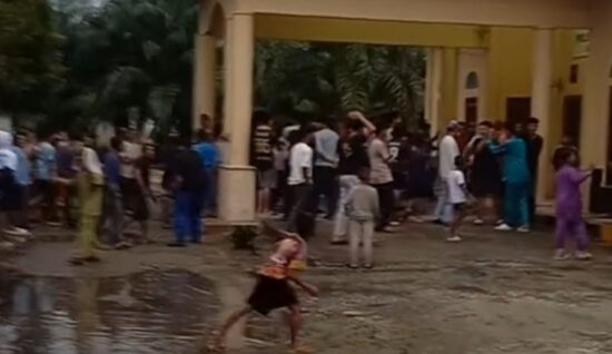 Aksi Massa Gegerkan Rantau Kopar, Warga Protes Maraknya Peredaran Narkoba