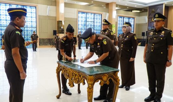 Kajati Riau Lantik Sejumlah Pejabat Baru, Perkuat Kinerja dan Pelayanan Hukum