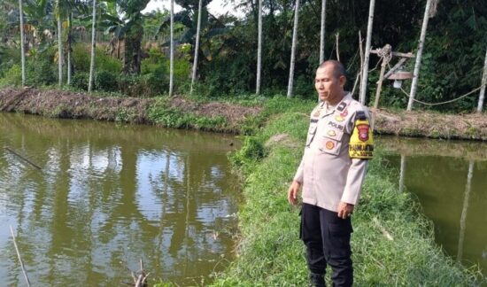 Bhabinkamtibmas Rumbai Barat Sambangi Kolam Ikan Nila Warga, Dukung Program Ketahanan Pangan Nasional