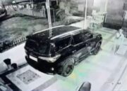 Terekam CCTV! Maling Gasak Motor di Rumah Eks Gubernur Riau Syamsuar