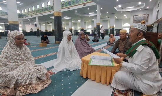 3 Gadis Muda Resmi Masuk Islam di Masjid Raya An Nur Riau
