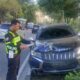 Pajero Sport Kecelakaan Tungga dan Tumbangkan Pohon di Sudirman Pekanbaru